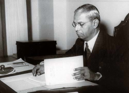 आर के शन्मुखम चेट्टी यांनी २६, नोव्हेंबर, १९४७ मध्ये स्वतंत्र भारताचा पहिला अर्थसंकल्प संसदेत मांडला.