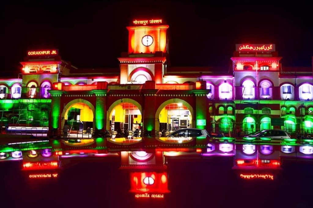 ४) गोरखपूर रेल्वे स्टेशन - १.३५ किमीचा जगातला सर्वात मोठा प्लॅटफॉर्म या स्थानकात आहे. (फोटो सौजन्य : रेड्डीत.कॉम)