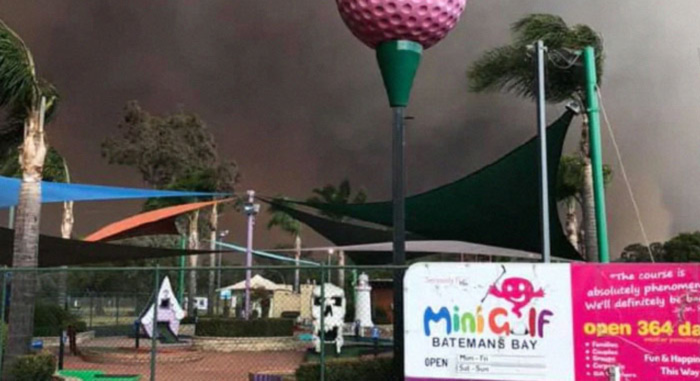 मिनी गोल्फ क्लबचा लागल्यानंतरचा फोटो (फोटो सौजन्य: batemansbayminigolf)