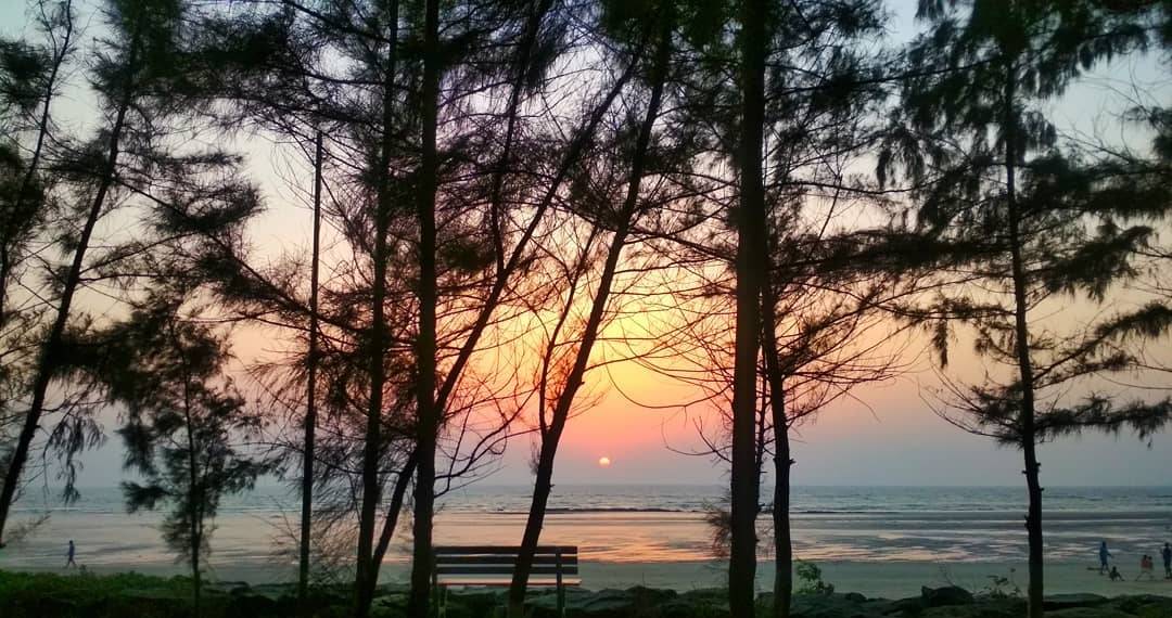 ४. अलिबाग - अलिबागला काही लोक मिनी गोवा म्हणतात. हे मुंबई, पुण्यापासून एक दिवसाच्या सहलीसाठी जवळचे ठिकाण आहे. हे इथल्या समुद्रकिनाऱ्यासाठी आणि सीफूडसाठी प्रसिद्ध आहे.