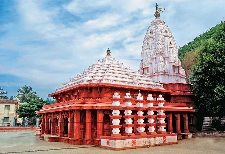गणपतीपुळे हे रत्नागिरी जिल्ह्यातील एक प्रसिद्ध ठिकाण. समुद्रकिनाऱ्यावरील गणपतीचे देऊळ हे इथले प्रमुख आकर्षण आहे. येथे रिसॉर्ट्स राहण्यासाठी आरामदायक आहेत तसेच इथले वातावरण थंडीच्या काळात आल्हाददायक असते.