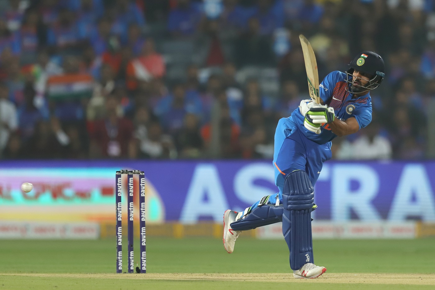 शिखर धवन - टीम इंडियाच्या गब्बरने 36चेंडूत दमदार अर्धशतकी खेळी केली. तो 52 धावांवर बाद झाला.