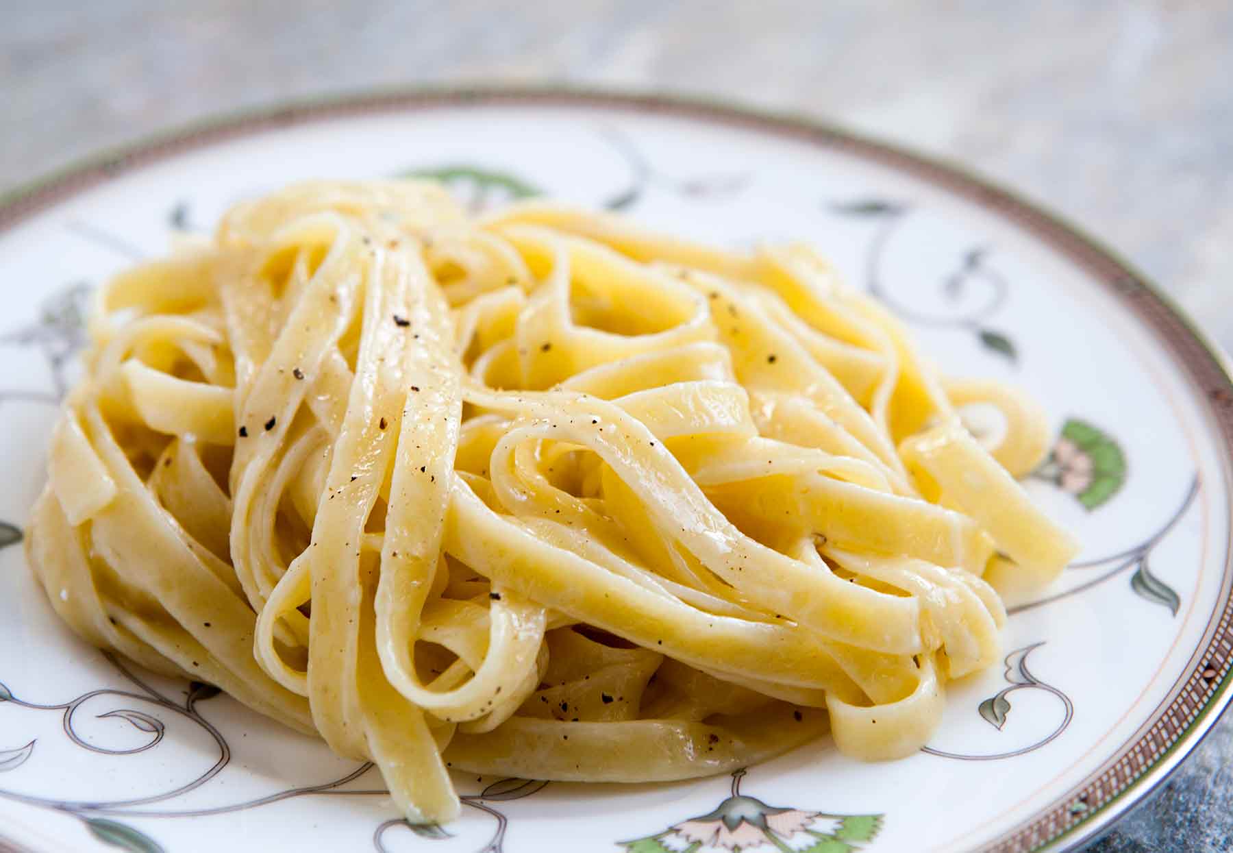 ९) फेटुचिन पास्ता (Fettuccine)