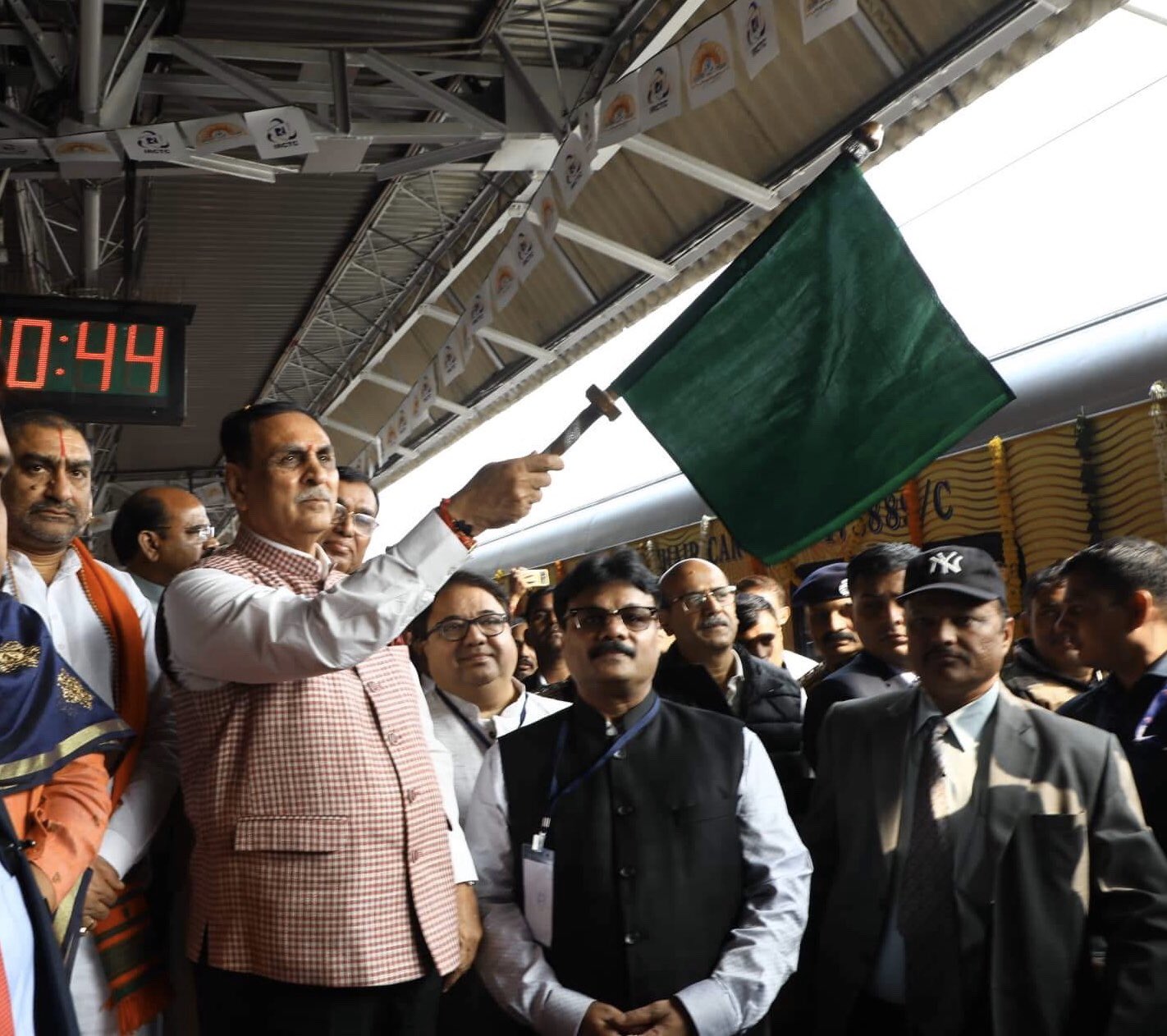 गुजरातचे मुख्यमंत्री विजय रूपाणी यांनी शुक्रवारी अहमदाबाद - मुंबई तेजस एक्स्प्रेसला हिरवा झेंडा दाखवला. (फोटो सौजन्य : ट्विटर / विजय रूपाणी - गुजरातचे मुख्यमंत्री)