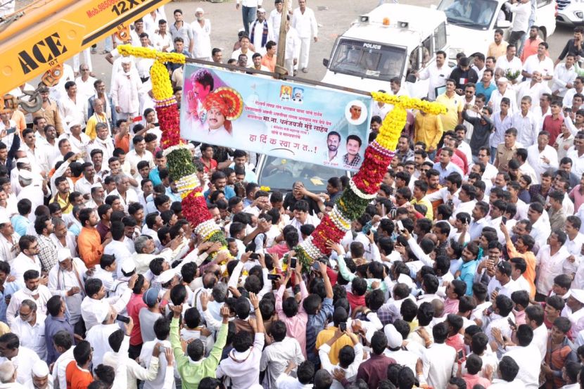 अबब! धनंजय मुंडेंना घातला १११ किलो फुलांचा हार, घ्यावी लागली क्रेनची मदत