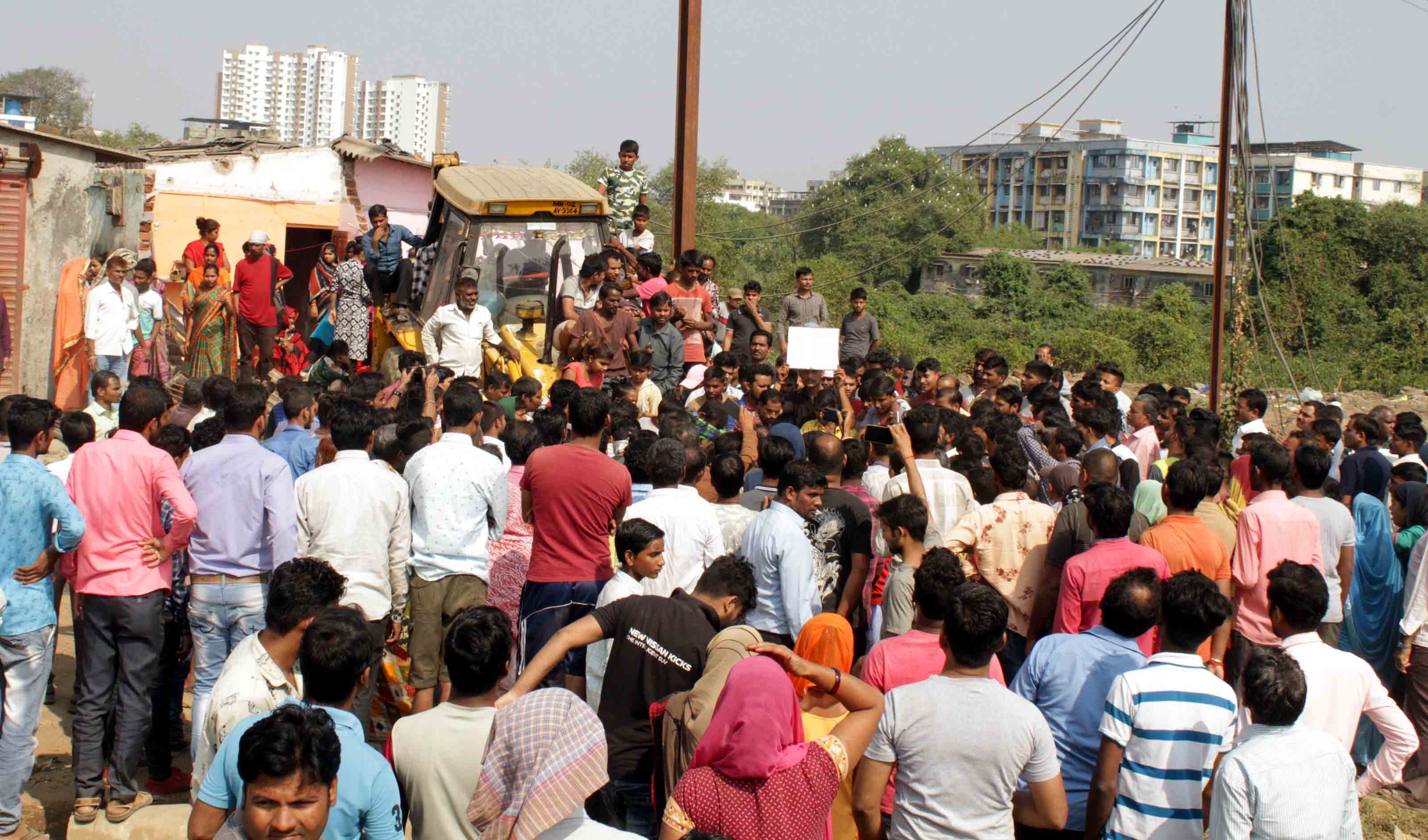 मात्र या चाळींवर कारवाई करण्यासाठी गेलेल्या जिल्हा प्रशासनाच्या अधिकाऱ्यांना रहिवाशांनी जोरदार विरोध केला.