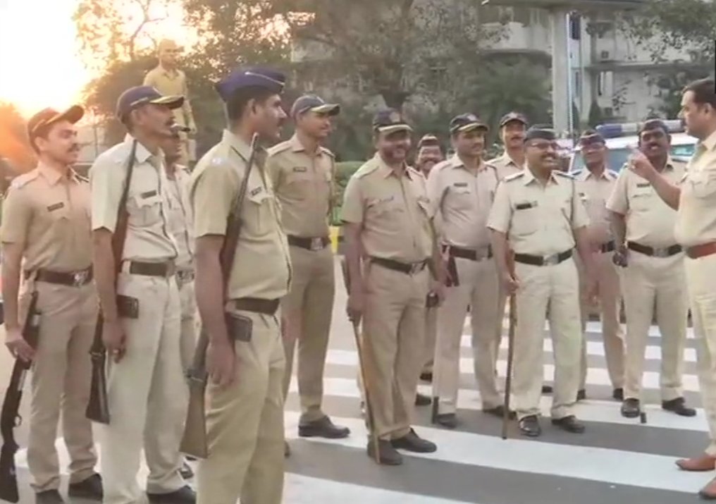 महाराष्ट्र बंद असल्याने पोलिसांचा चोख बंदोबस्त जागोजागी तैनात करण्यात आला होता
