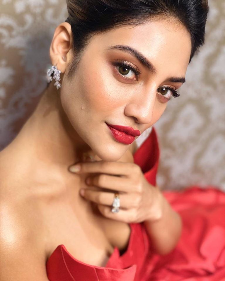 नव्या वर्षाचे स्वागत करताना त्यांनी हे फोटोशूट केलं आहे. (फोटो - नुसरत जहाँ/ फेसबुक)