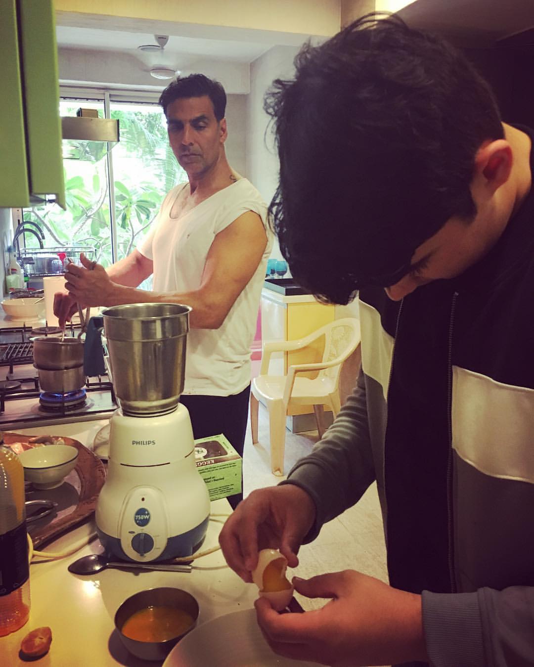 अक्षय कुमार स्वयंपाक घरामध्ये जेवण बनवताना दिसत आहे. (Photo courtesy: twinkle khanna instagram)