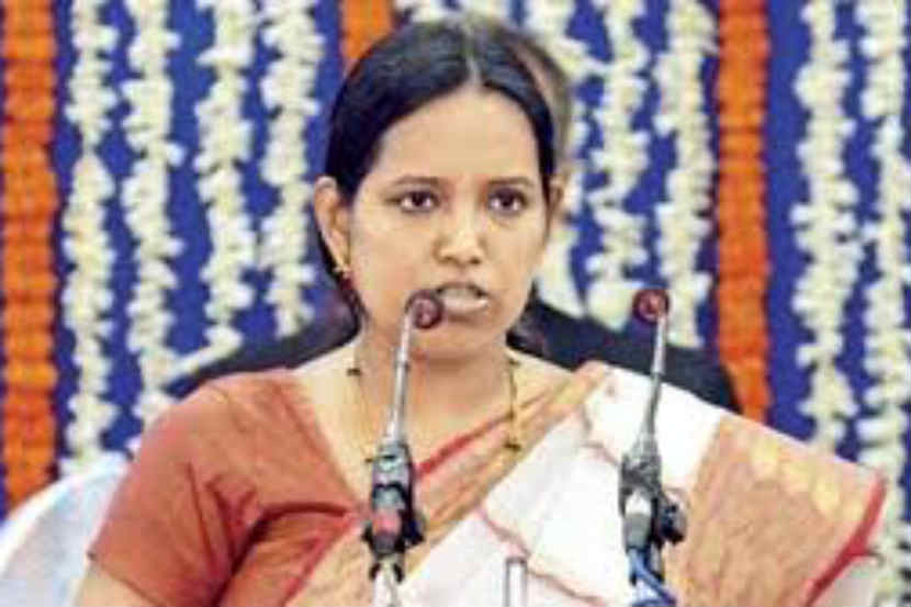 वर्षा एकनाथ गायकवाड - शालेय शिक्षण ( सलग तीनवेळा धारावीतून (मुंबई) आमदार, पाच वर्षांपूर्वी आघाडी सरकारमध्ये महिला आणि बालकल्याण मंत्री, त्यापूर्वी वैद्यकीय शिक्षण, उच्च व तंत्र शिक्षण,पर्यटन व विशेष सहाय्य खात्याच्या राज्यमंत्रीपदाचा अनुभव. )