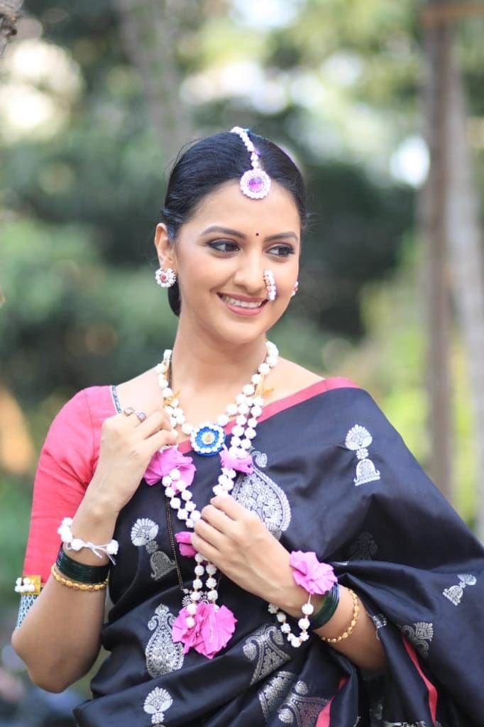 हलव्याच्या दागिन्यांमुळे तेजश्रीचं सौंदर्य अगदी खुलून आलंय. इतकंच नव्हे तर ते सर्व मिळून पतंग देखील उडवणार आहेत.