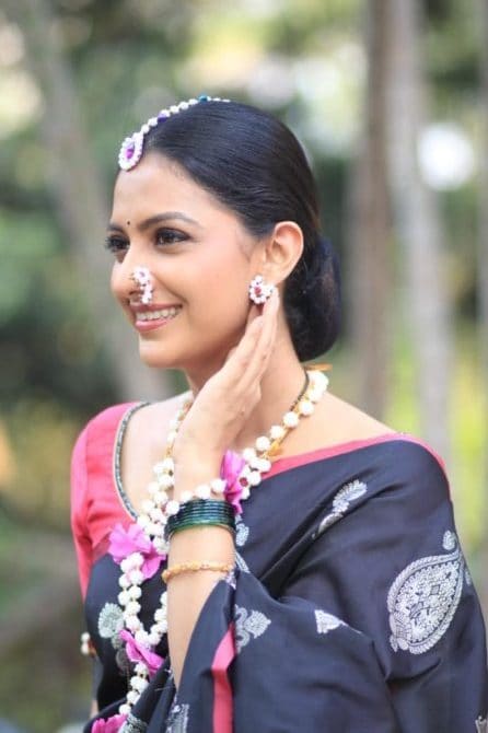 पहिली संक्रात साजरी करण्यासाठी शुभ्रा हलव्याचे दागिने घालून नटलेली प्रेक्षकांना पाहायला मिळेल.