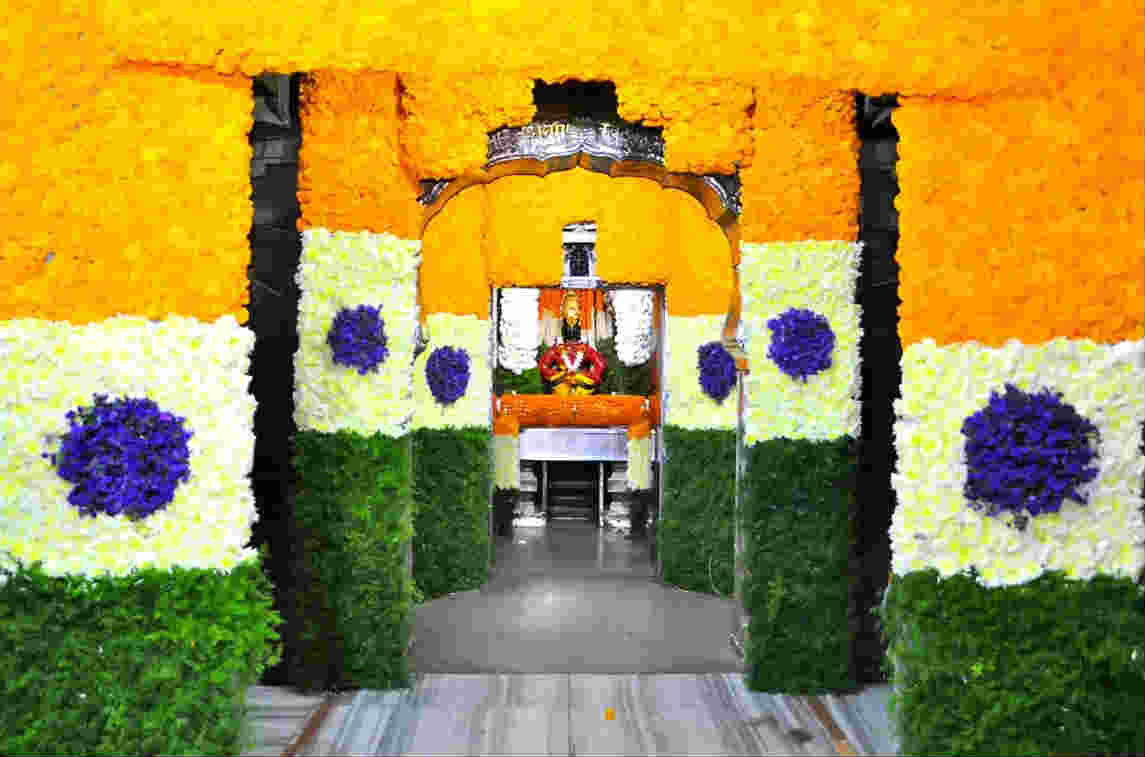 पंढरपूर : प्रजासत्ताक दिनानिमित्ताने विठ्ठल रुक्मिणी मंदिरात तिरंगी रंगांमध्ये फुलांची आकर्षक सजावट करण्यात आली.