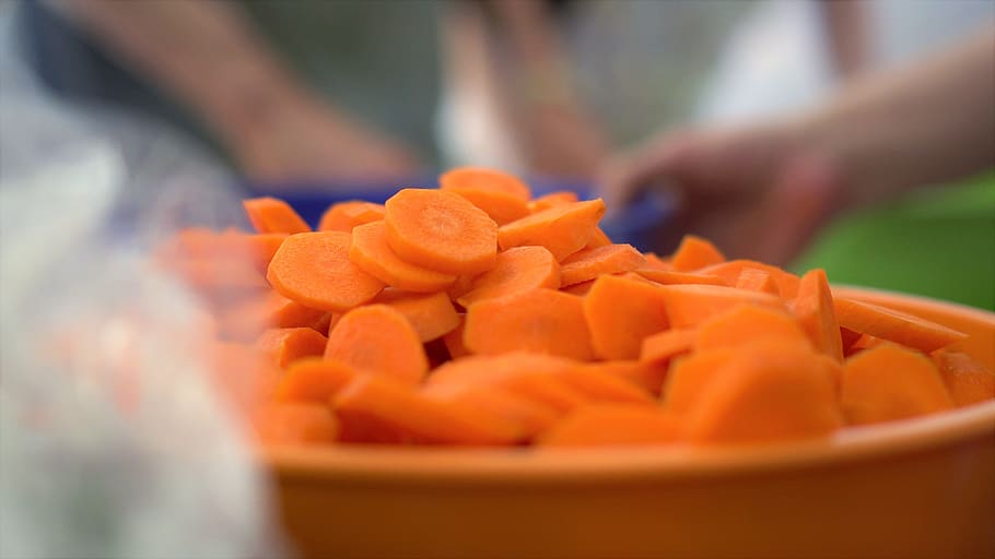 गाजरामध्ये तंतूमय पदार्थ जास्त असल्याने पचनशक्ती सुधारण्यास मदत होते. याशिवाय गाजरात असणारे बिटा कॅरोटिन कॅन्सरला प्रतिबंधक ठरतं.