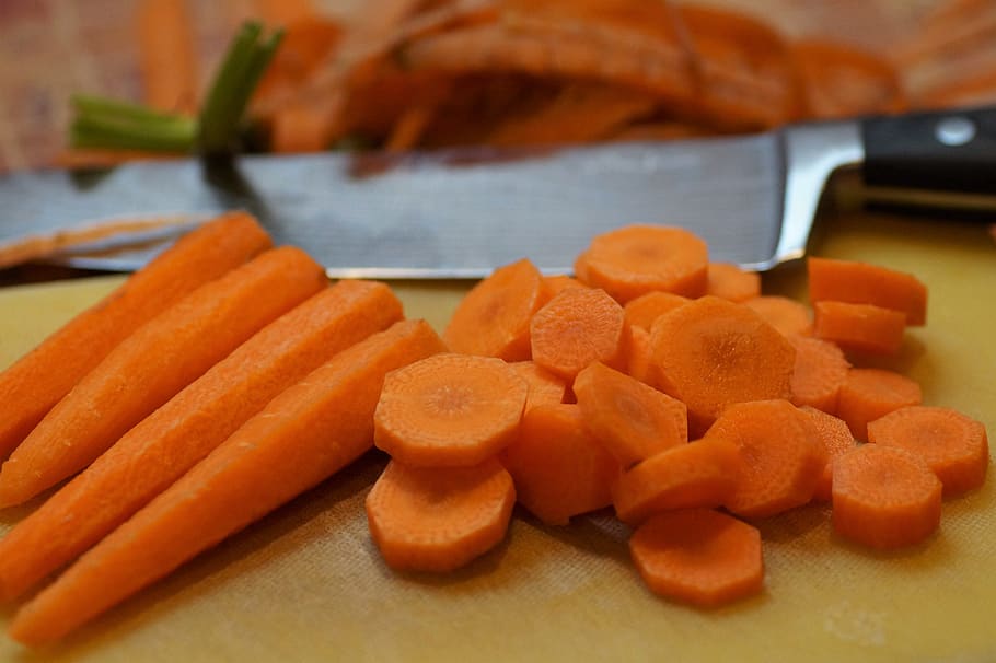 कधी गाजर हलवा आवडतो म्हणून तर कधी ताटात वाढले म्हणून इतकेच गाजर खाल्ले जाते. मात्र गाजराचा आहारात नियमित समावेश केल्यास त्याचा निश्चितच फायदा होतो. शक्तीवर्धक म्हणूनही गाजर उपयुक्त असते. पाहूयात काय आहेत गाजराचे फायदे….
