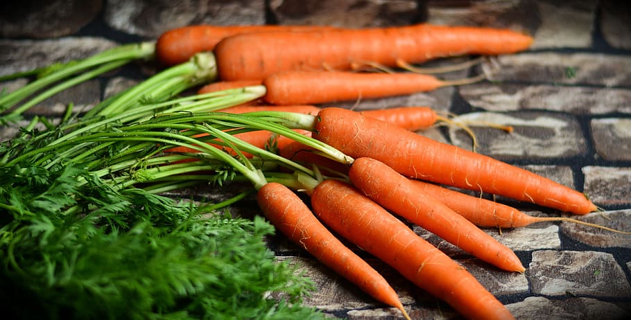 गाजरात ए व्हिटॅमिन जास्त प्रमाणात असते. त्यामुळे गाजर नियमित खाल्ल्यास चष्म्याचा नंबर कमी व्हायला मदत होते.
