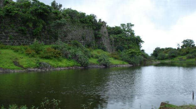 सातपुडा पर्वतरांगांत वसलेले चिखलदरा हे अमरावती जिल्ह्यातील थंड हवेचे ठिकाण. येथे तलाव, धबधबे आणि आसपासचा निसर्गरम्य परिसर व वन्यप्राणी बघायला मिळतात. या गावाच्या जवळच मेळघाट व्याघ्र प्रकल्प आहे.