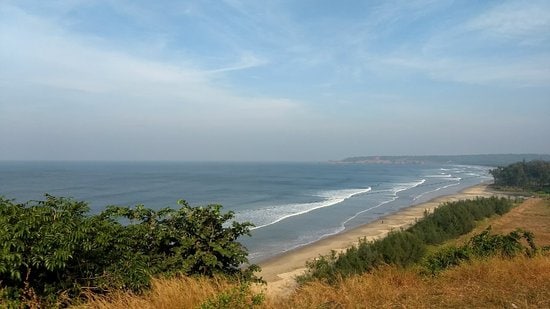इथल्या समुद्रकिनारी वॉटर स्पोर्ट्सही खेळता येतात. येथून जवळच लाईटहाऊस, आरे वारे बीच, वेळणेश्वर, जयगड किल्ला, पावस आणि केशवसुतांचे जन्मगाव मालगुंड सुद्धा बघण्यासारखे आहेत.