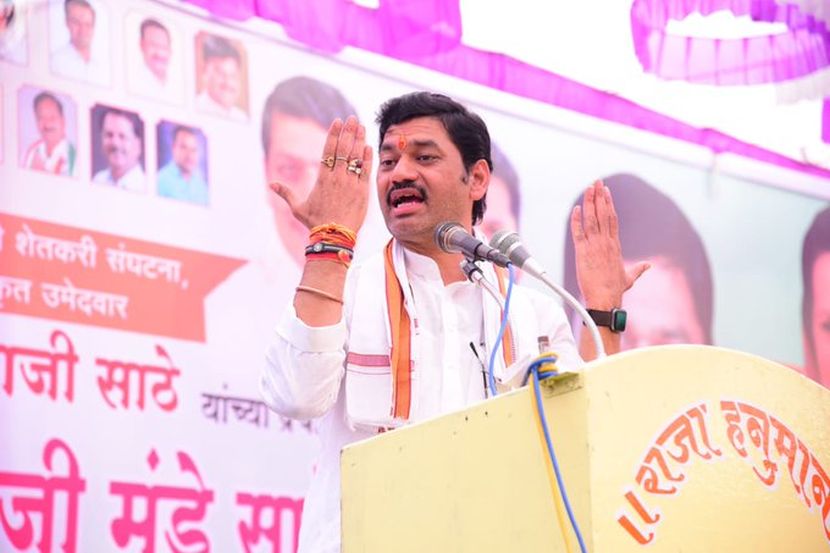 हिंदुस्थानचे आराध्य दैवत छत्रपती शिवाजी महाराज यांच्याशी पंतप्रधान मोदींची थेट तुलना करणारे पुस्तक प्रकाशित करून भाजपाच्या नेत्यांनी मराठी जनाच्या भावना दुखावल्या आहेत. युगपुरुष छत्रपती शिवरायांची बरोबरी कोणीही करू शकत नाही, हा अट्टहास करू पाहणाऱ्यांना महाराष्ट्र माफ करणार नाही. -धनंजय मुंडे