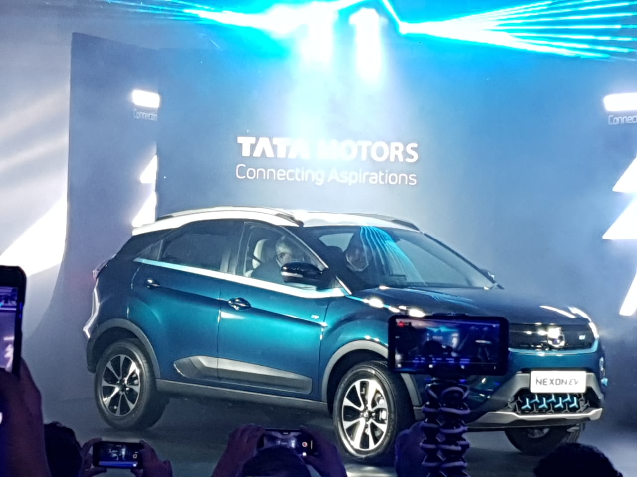 Tata Nexon EV ही कंपनीची पहिलीच इलेक्ट्रिक एसयूव्ही कार असून यामध्ये नवीन झिपट्रॉन तंत्रज्ञानाचा वापर करण्यात आला आहे.