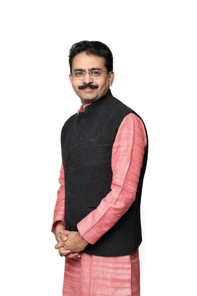 भाजपानं 'आज के शिवाजी नरेंद्र मोदी' हे पुस्तक प्रकाशित केलं, ज्यात मोदींची तुलना छत्रपती शिवरायांशी केली आहे. ज्या महापुरूषाने आम्हाला आमची ओळख दिली त्यांचा अपमान भाजपाने केला. महाराजांची तुलना कोणाशीच होऊ शकत नाही. ही तुलना करणं हे बौद्धिक दिवाळखोरीचं लक्षण आहे. या प्रवृत्तीचा निषेध. -राजीव सातव