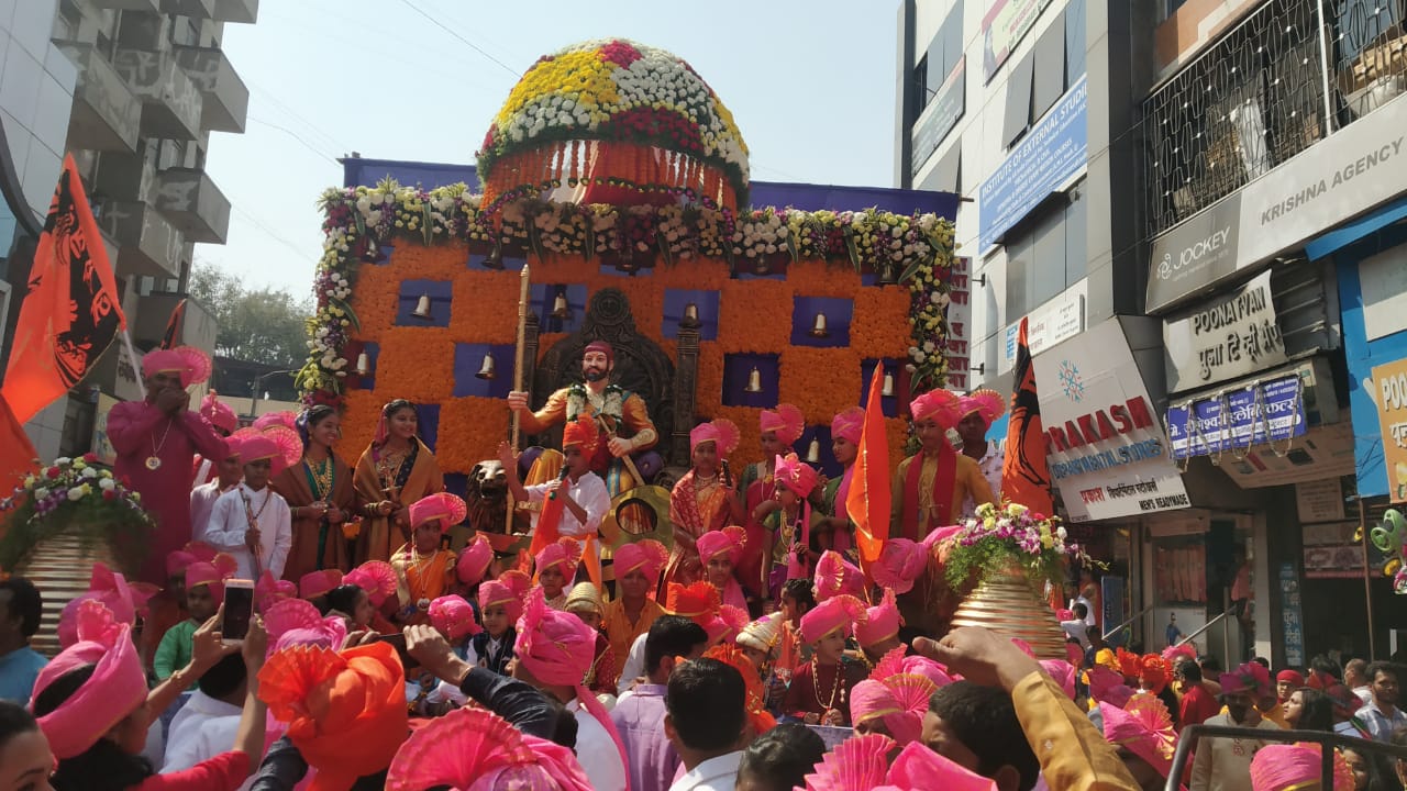 महाराष्ट्राची सांस्कृतिक राजधानी असणाऱ्या पुणे शहरात देखील असाच उत्साह पाहण्यास मिळत आहे. (फोटो सौजन्य : सागर कासार)