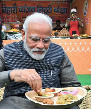 लिट्टी चोखा आणि इतर खाद्य पदार्थांचा आस्वाद घेतानाचा मोदींचा हा फोटो सोशल नेटवर्किंगवर चांगलाच व्हायरल झाला आहे.