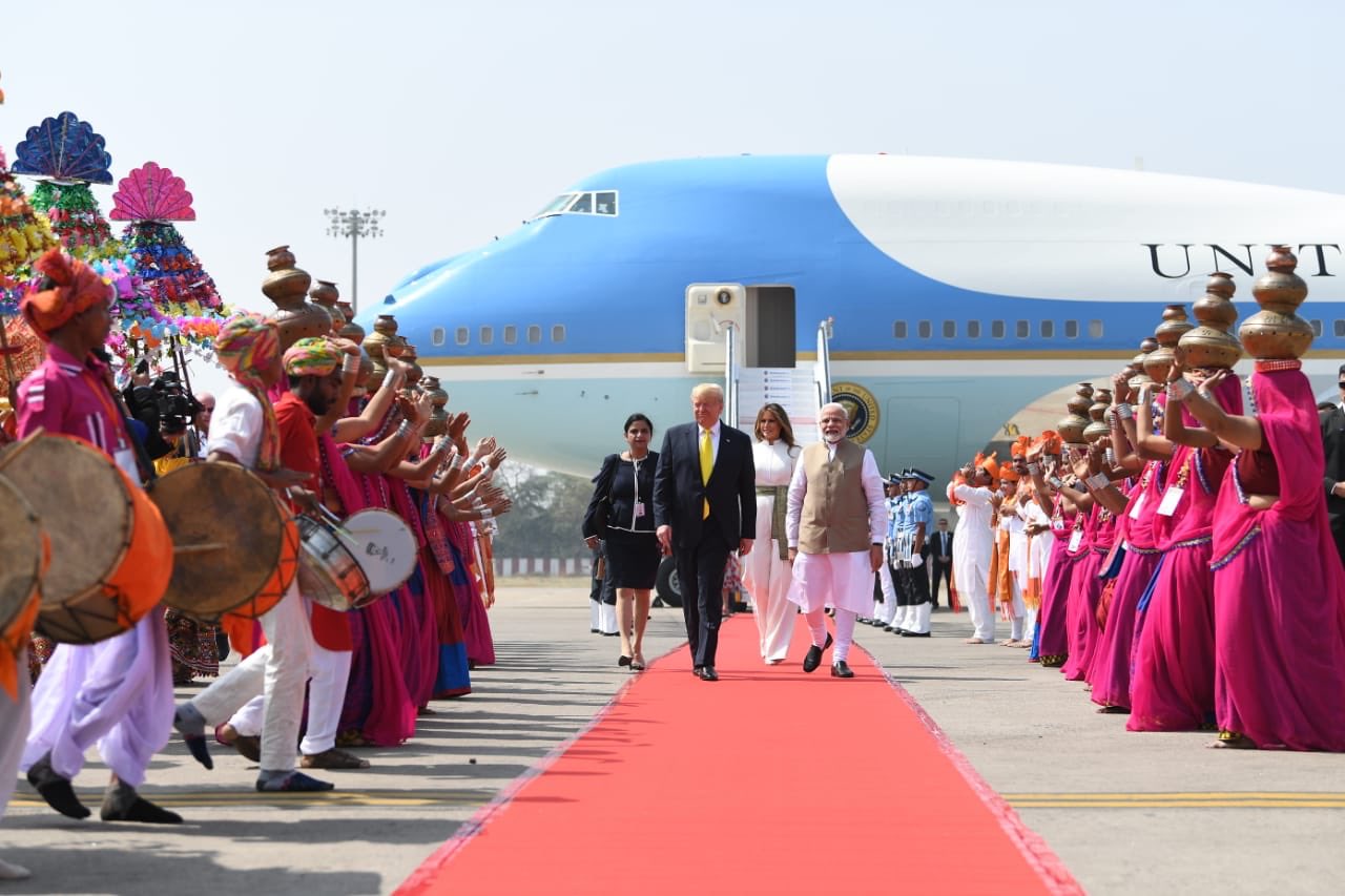 सोमवारी सकाळी ट्रम्प अहमदाबादमध्ये दाखल झाले. पंतप्रधान नरेंद्र मोदींनी ट्रम्प यांचे स्वागत केलं.