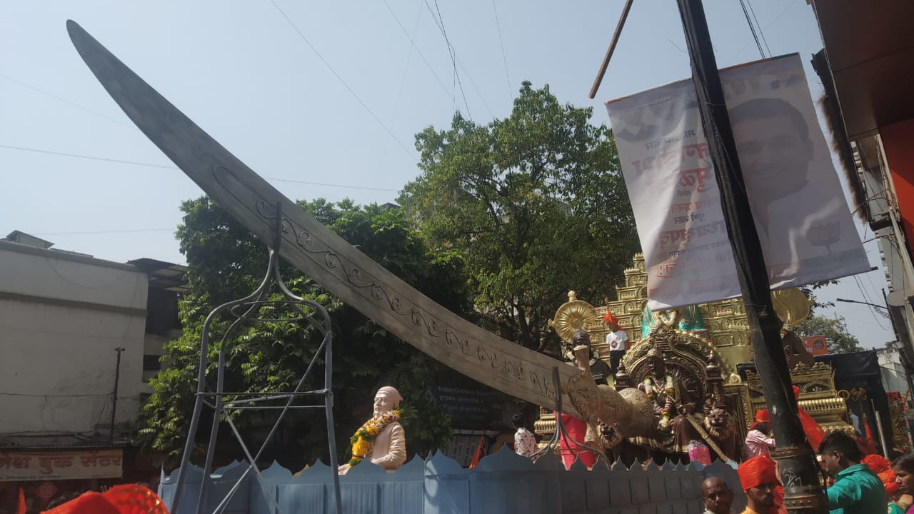 या रथामध्ये २१ फुट लांब आणि जवळपास ५०० किलो वजनाची तलवार ठेवण्यात आली होती. (फोटो सौजन्य : सागर कासार)