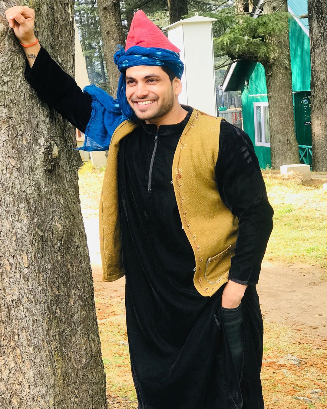 फिटनेससाठी नृत्याचा फार चांगला उपयोग करून घेता येतो, असे तो सांगतो. त्याला स्वत:ला नाचण्याचे भयंकर वेड आहे. (फोटो सौजन्य : शिव ठाकरे / इंस्टाग्राम)