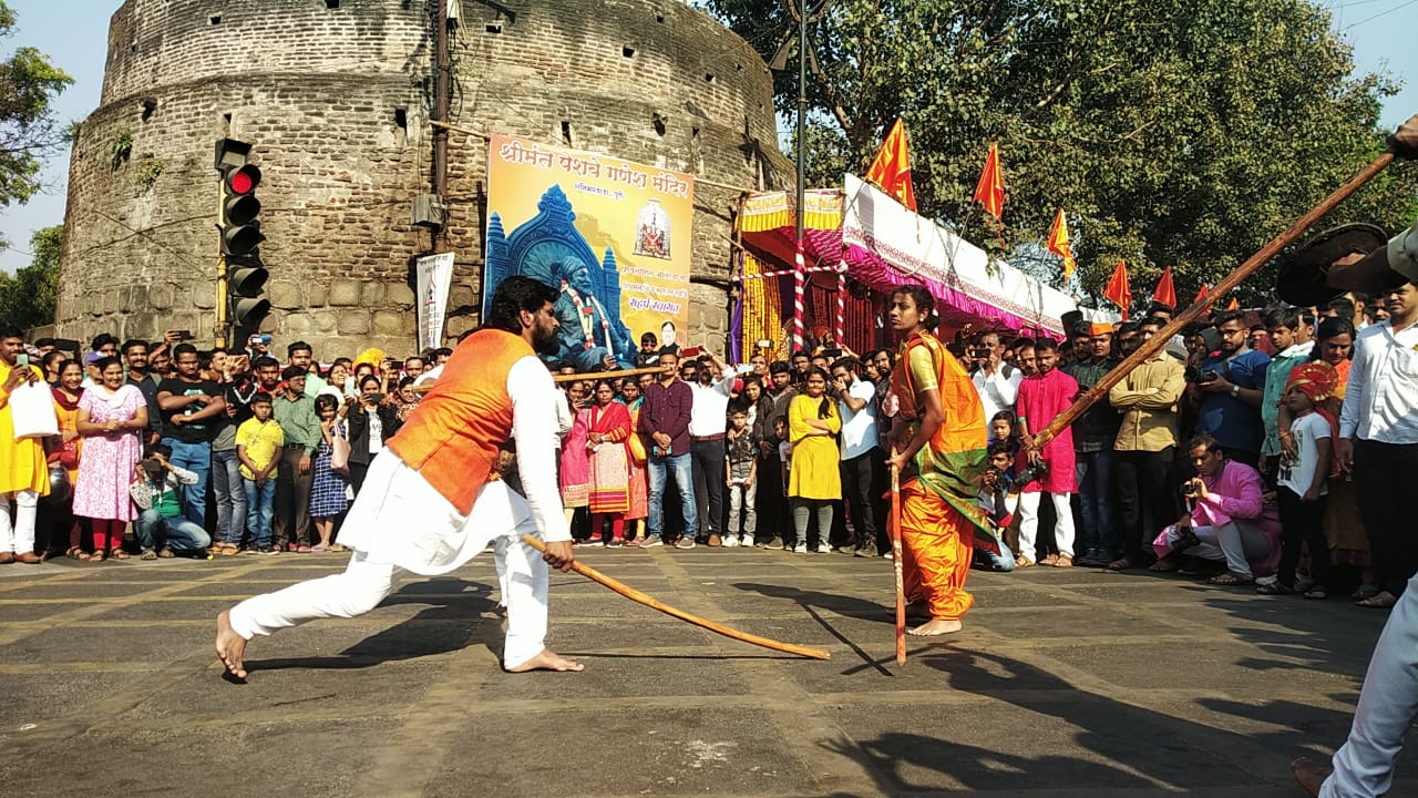 शिवजयंतीनिमित्त आयोजित सोहळ्यात तरुण-तरुणींनी तलवारबाजी केली. (फोटो सौजन्य : सागर कासार)