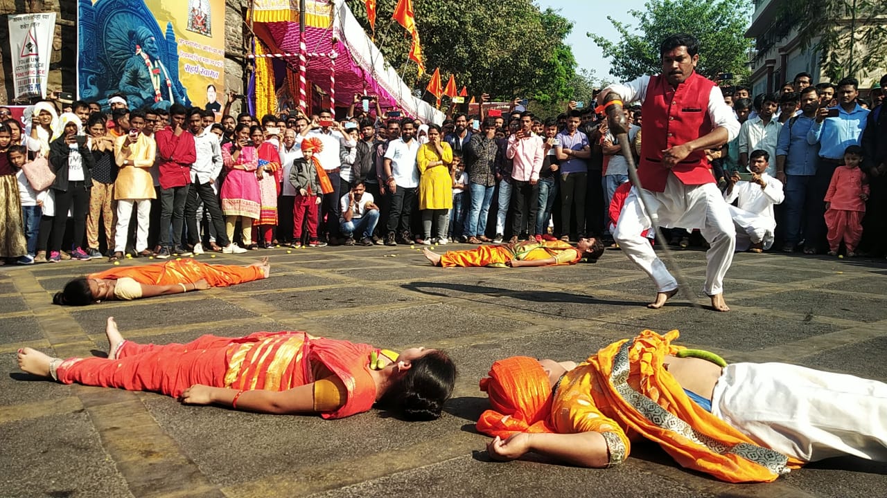 शिवजयंती मिरवणुकीतील साहसी खेळांचे प्रात्यक्षिकं. (फोटो सौजन्य : सागर कासार)