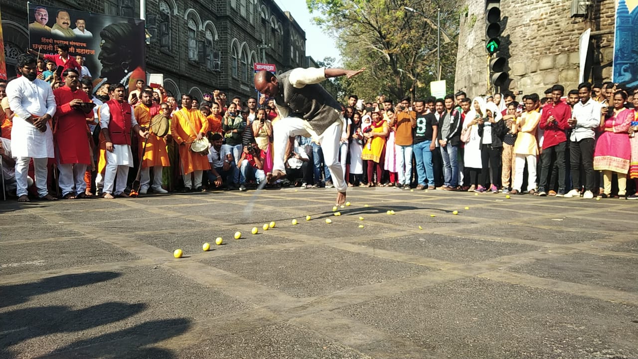 शिवजयंती मिरवणुकीतील साहसी खेळांचे प्रात्यक्षिकं. (फोटो सौजन्य : सागर कासार)