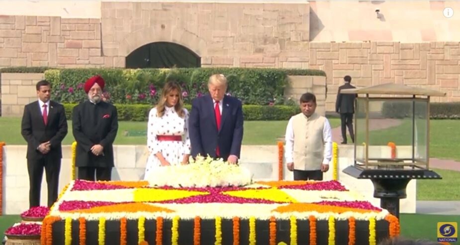 महात्मा गांधीच्या समाधीवर पुष्पचक्र अर्पण केलं.