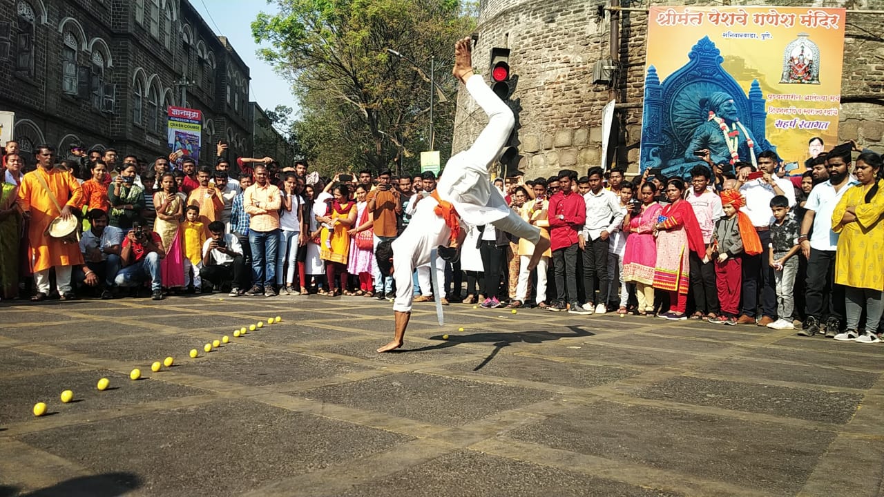 शिवजयंती मिरवणुकीतील साहसी खेळांचे प्रात्यक्षिकं. (फोटो सौजन्य : सागर कासार)