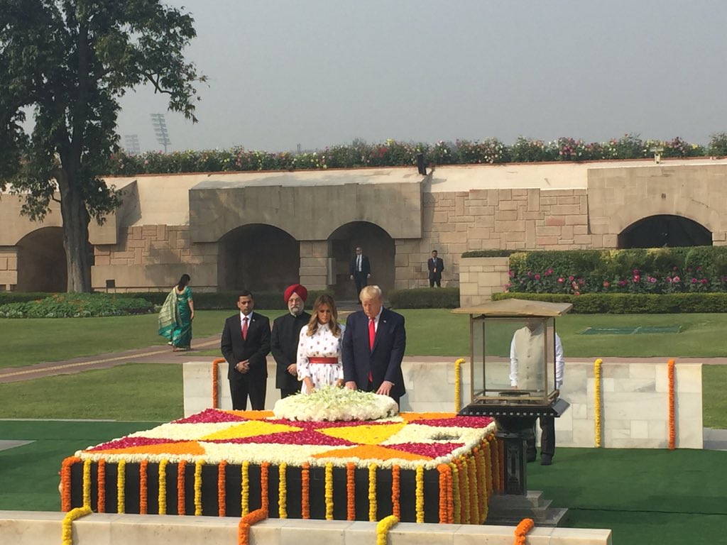 राजघाट येते महात्मा गांधीच्या समाधीला श्रद्धांजली अर्पण केली.