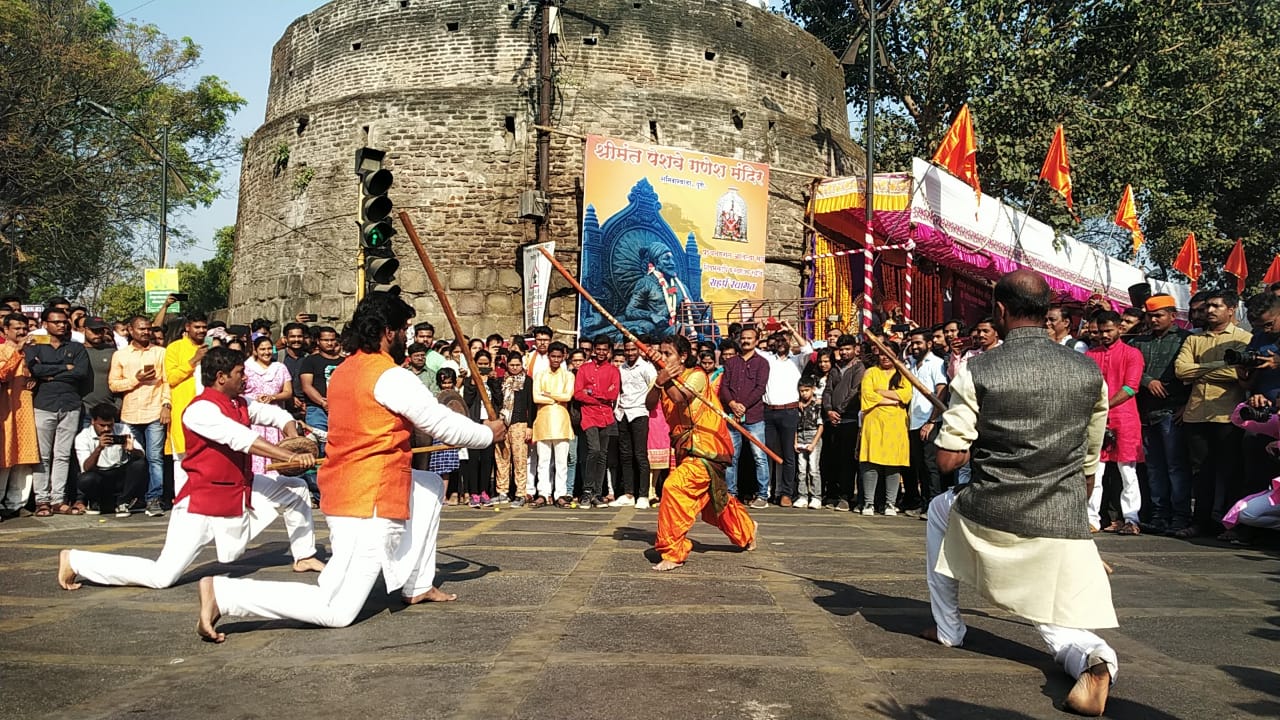 शिवजयंती मिरवणुकीतील साहसी खेळांचे प्रात्यक्षिकं. (फोटो सौजन्य : सागर कासार)