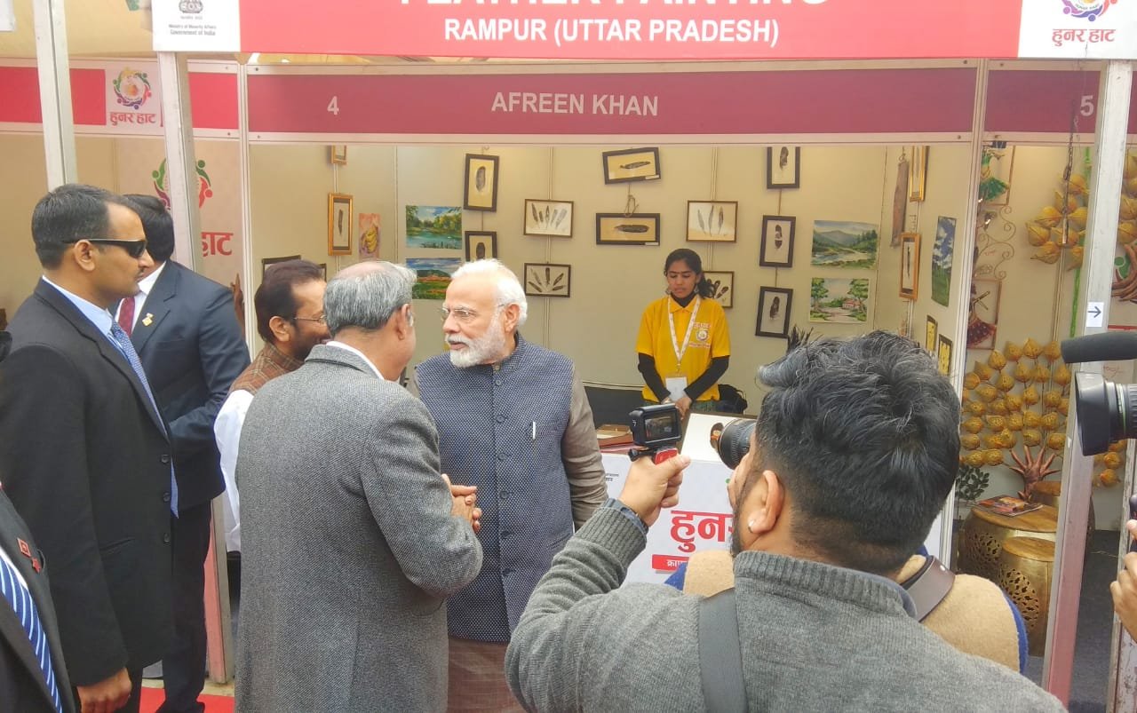 जवळजवळ अर्धा तास मोदी हुनर हाट प्रदर्शनाच्या ठिकाणी होते.