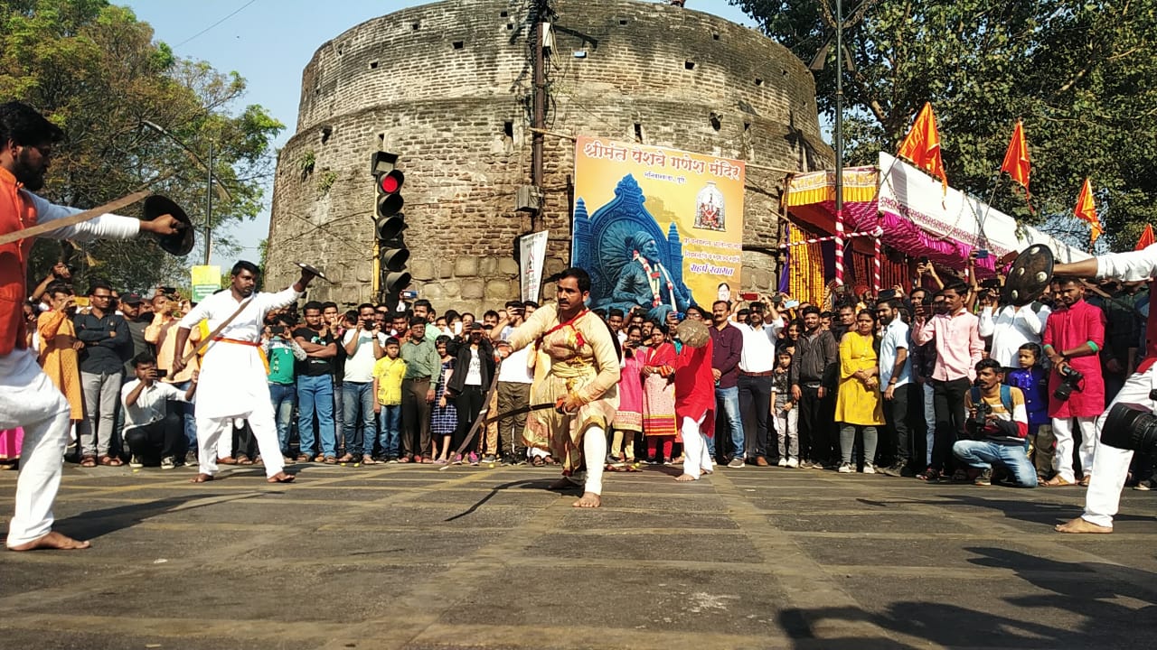 शिवजयंती मिरवणुकीतील साहसी खेळांचे प्रात्यक्षिकं.(फोटो सौजन्य : सागर कासार)