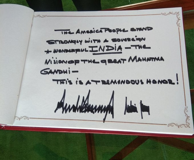 राजघाट येथील व्हिझीटर्स डायरीत ट्रम्प यांनी लिहिलेला संदेश