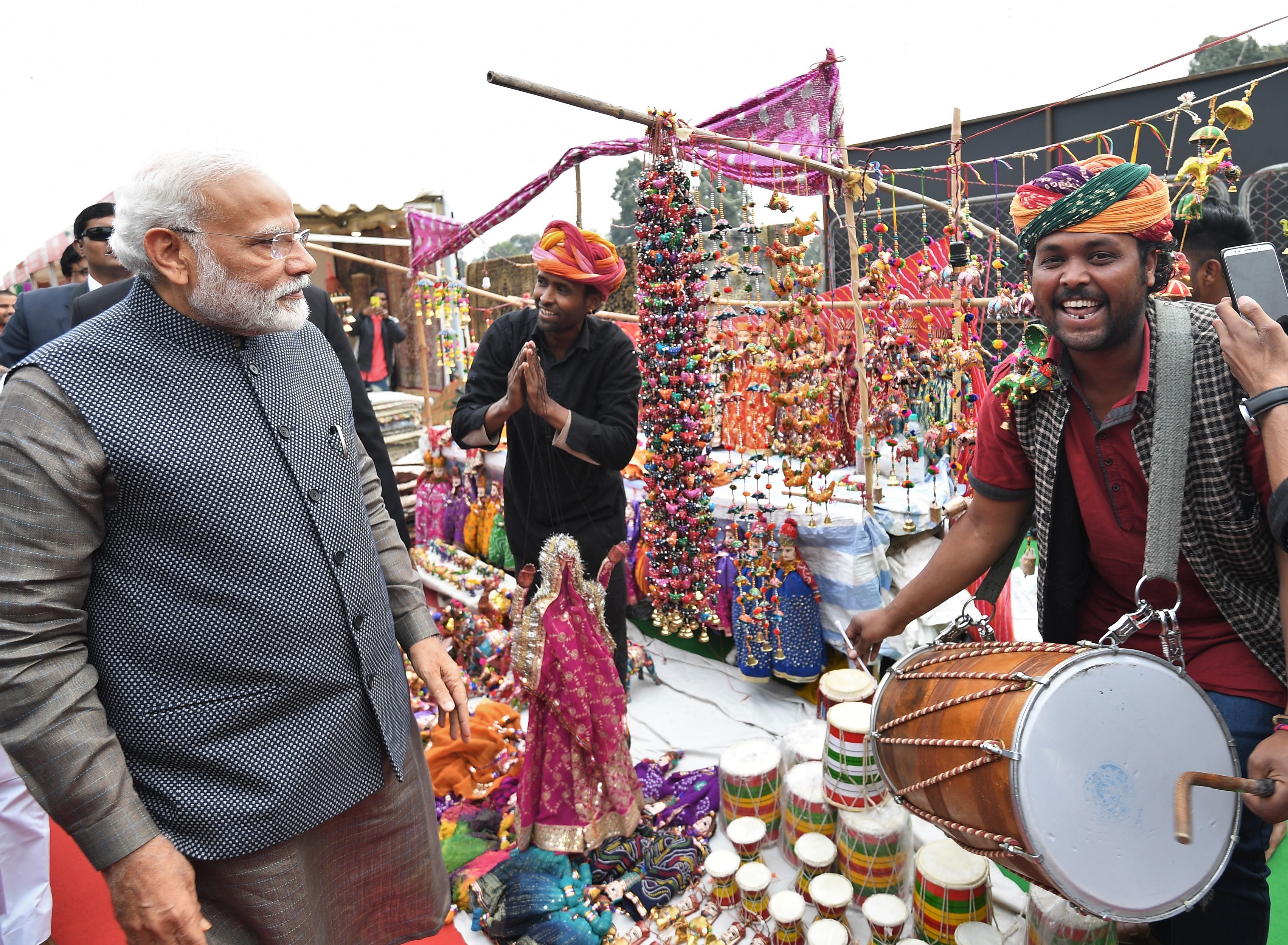 मोदींनी या प्रदर्शनामध्ये सहभागी झालेल्या विक्रेत्यांच्या स्टॉलची भेट दिली.