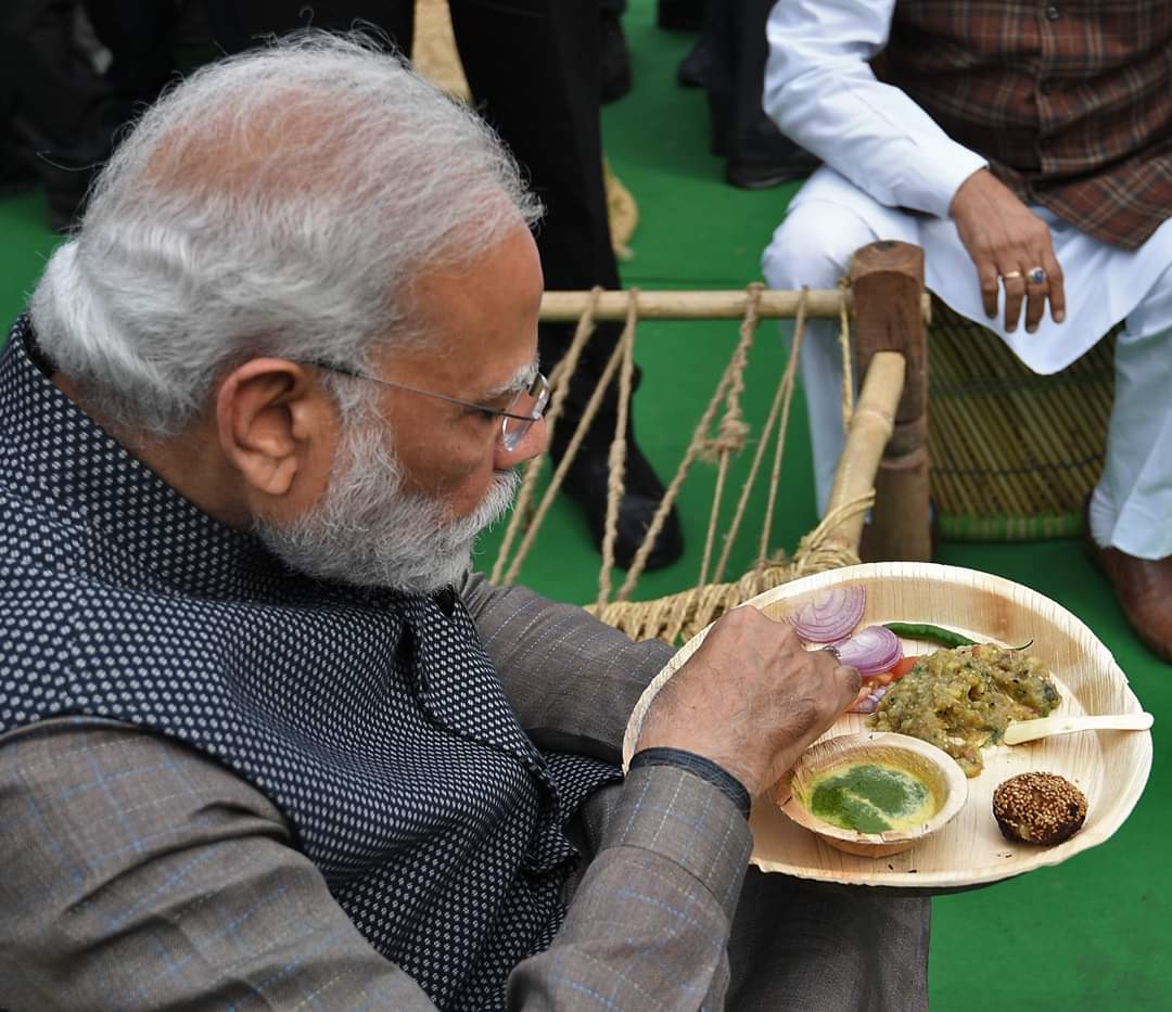 मोदींनी या ठिकाणी लिट्टी चोखा या बिहारमधील पदार्थाचा आस्वादही घेतला.