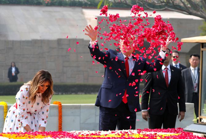 ट्रम्प यांनी समाधीवर फुले उधळून आदरांजली अर्पण केली