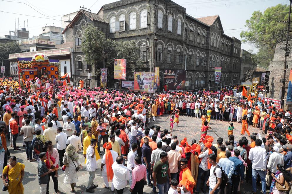 शिवजयंती मिरवणुकीतील साहसी खेळांचे प्रात्यक्षिकं. ( फोटो सौजन्य : अरूल होरिझाॅन)