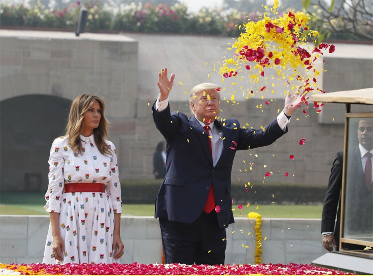 राजघाटावर गांधीजींना श्रद्धांजली अर्पण केल्यानंतर ट्रम्प हैद्राबाद हाऊससाठी रवाना झाले.