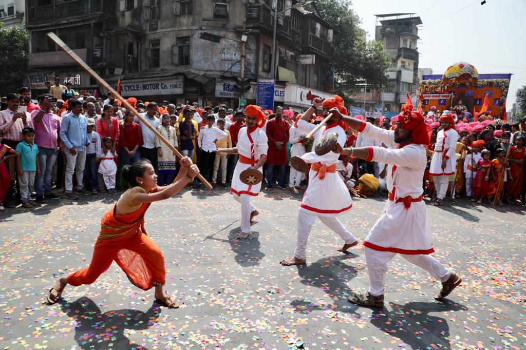 शिवजयंती मिरवणुकीतील साहसी खेळांचे प्रात्यक्षिकं. ( फोटो सौजन्य : अरूल होरिझाॅन)