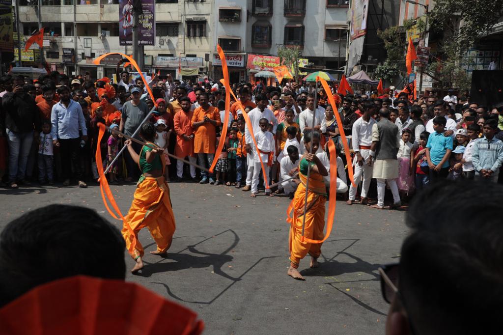 शिवजयंती मिरवणुकीतील साहसी खेळांचे प्रात्यक्षिकं. ( फोटो सौजन्य : अरूल होरिझाॅन)