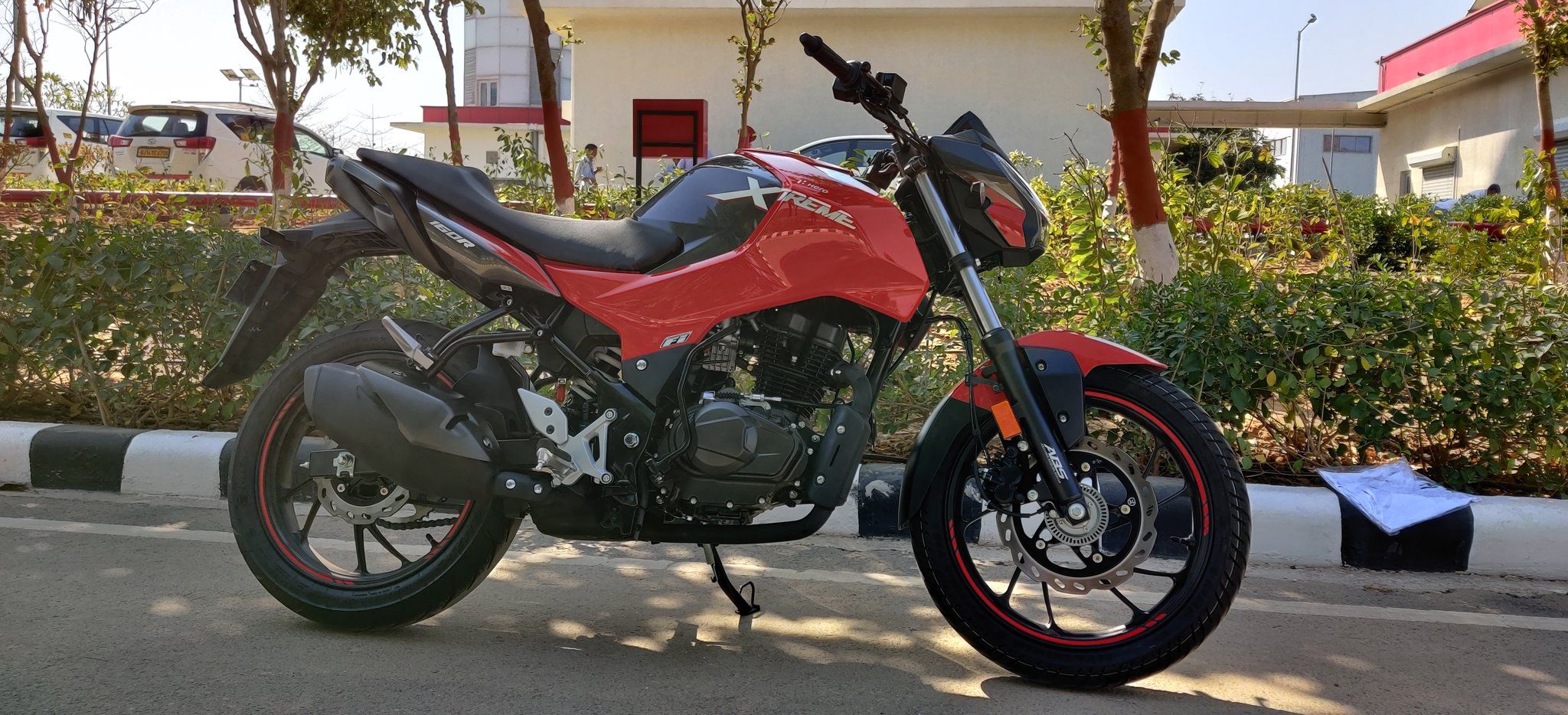 Hero Motocorp ने मंगळवारी आपली नवीन बाइक Hero Xtreme 160R ची झलक दाखवली. ही बाइक कंपनीची पहिली 160cc इंजिनची बाइक आणि Xtreme मालिकेतील तिसरी बाइक ठरलीये.