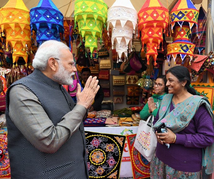 मोदींनी या प्रदर्शनामध्ये विक्रिसाठी असणाऱ्या अनेक वस्तू स्टॉलवर जाऊन पाहिल्या.