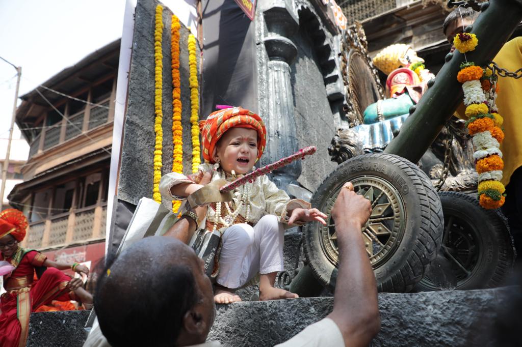 बाल शिवाजींचा वेष परिधान केलेला छोटा मुलगा. ( फोटो सौजन्य : अरूल होरिझाॅन)